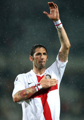 马卡：因负面争议，博阿滕在巴萨进行教练课程时遭球迷批评（马卡：博阿滕在巴萨上教练课期间因负面风波遭球迷指责）