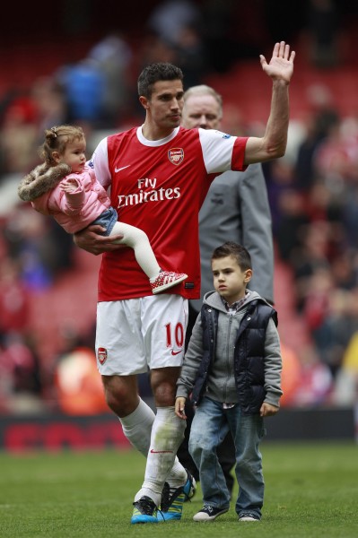 图片报：乌尔比希佩戴特制眼镜与耳罩训练，为了提高专注力（图片报：为提升专注力，乌尔比希训练中佩戴特制眼镜与耳罩）