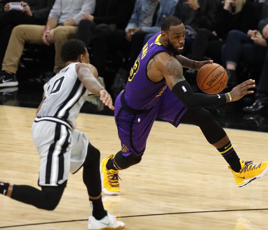 状态火热！布朗&塔克半场合砍25分撑起广厦进攻重任（手感爆棚！布朗与塔克半场联手轰下25分，扛起广厦进攻大旗）