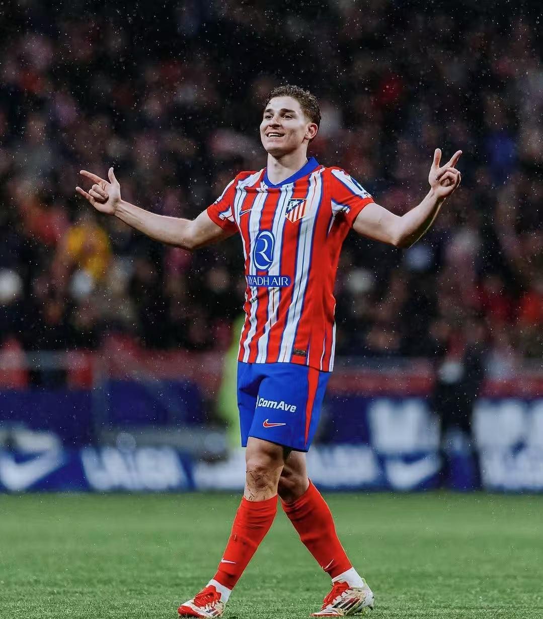 身体不适！克拉克首节仅打3分钟多，返回更衣室（因身体不适，克拉克首节仅出战3分多钟便返回更衣室）