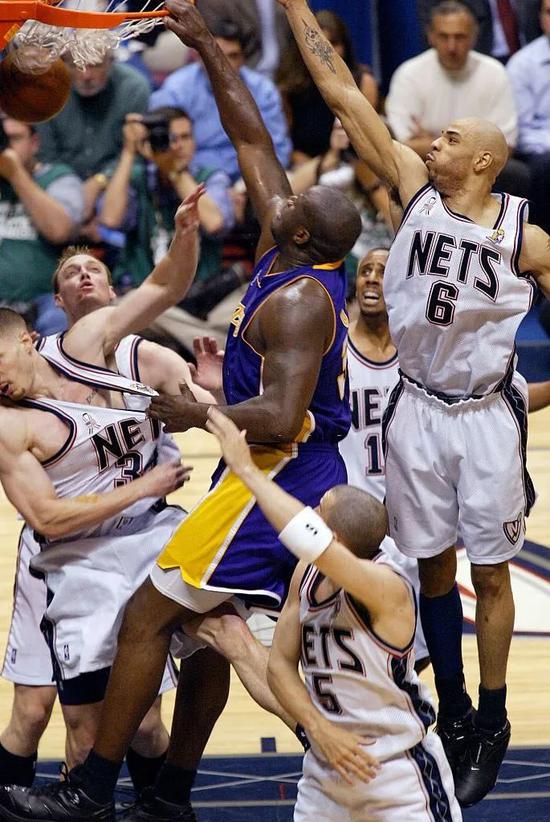 解说：森林狼能拉起强度 爱德华兹决胜时刻展现了可怕的原始天赋（解读：森林狼强度拉满，爱德华兹关键时刻展现惊人的原始天赋）