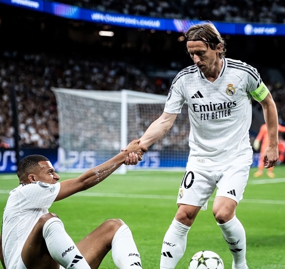 罗马诺：帕利尼亚对转会热刺很感兴趣，后者将与拜仁谈判（罗马诺：帕利尼亚倾向加盟热刺，热刺将与拜仁开启谈判）