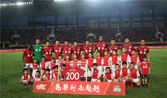 芬奇：为何要我谈判罚？爱德华兹被罚下，你们问他就行了（芬奇：判罚别问我！爱德华兹被罚下，你们去问他吧）