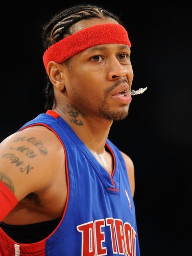 稳住稳住！洛夫顿持球突破失误&一直抱怨裁判 吃到技术犯规（冷静点！洛夫顿突破失误后连续抱怨判罚被判技术犯规）