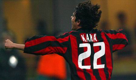 中场核心连续突破防守制造射门机会（中场指挥官连续冲击防线创造射门良机）