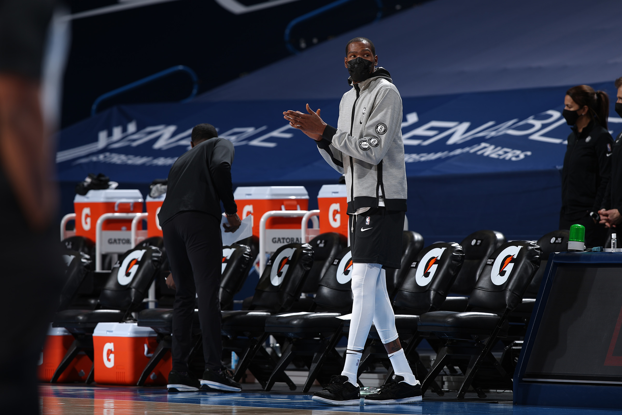 足球巴萨锋线双子星状态火热，联手贡献20球（巴萨锋线双子星火力全开，合力轰入20球）