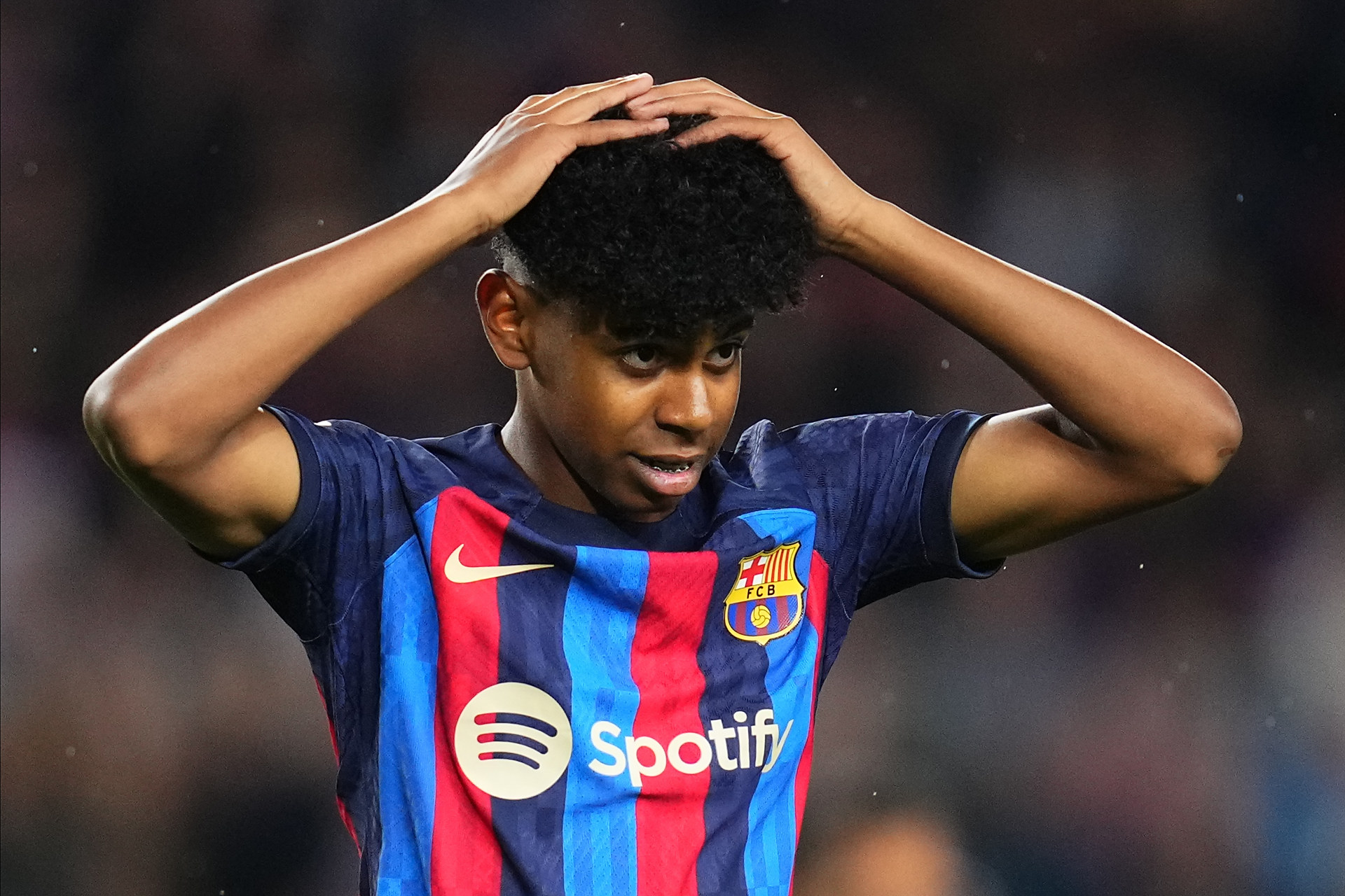 多特故意冲撞文班引热议！美球迷刷屏谴责，第二战还曾劈叉绊倒文班（多特被指故意冲撞文班引热议，美球迷集体声讨，次战更上演劈叉绊倒文班）