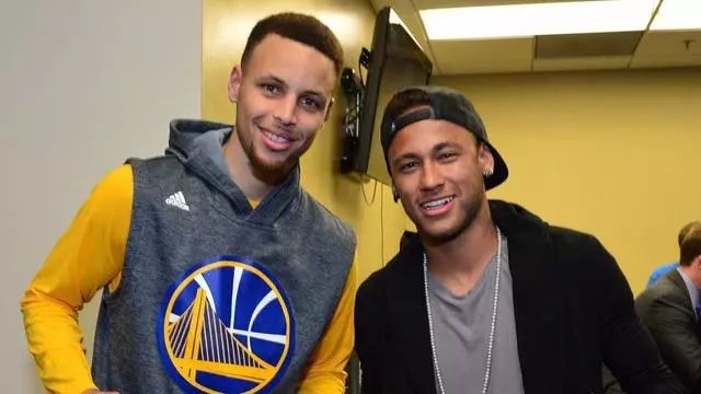 记者：申花将给球员放短假，12月2日重新集中备战广岛三箭（申花为球员安排短假，球队将于12月2日再度集结备战广岛三箭）